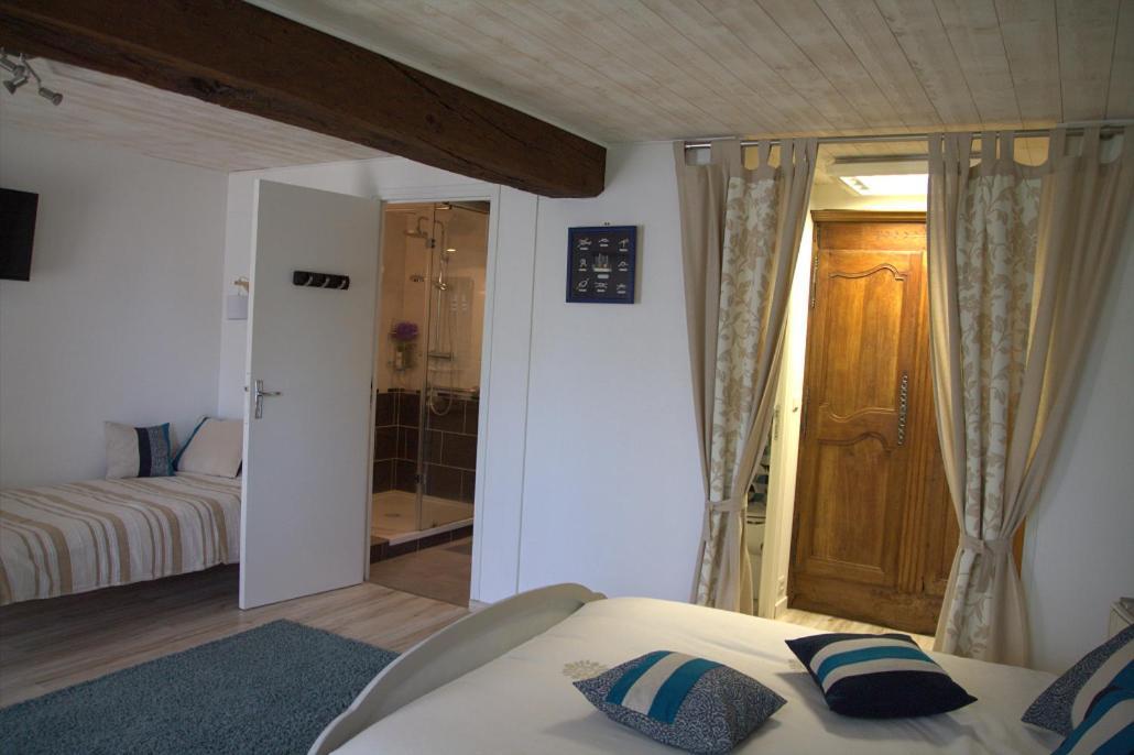 Chambre D Hote La Roussiere Saint-Ouen-Des-Toits 外观 照片