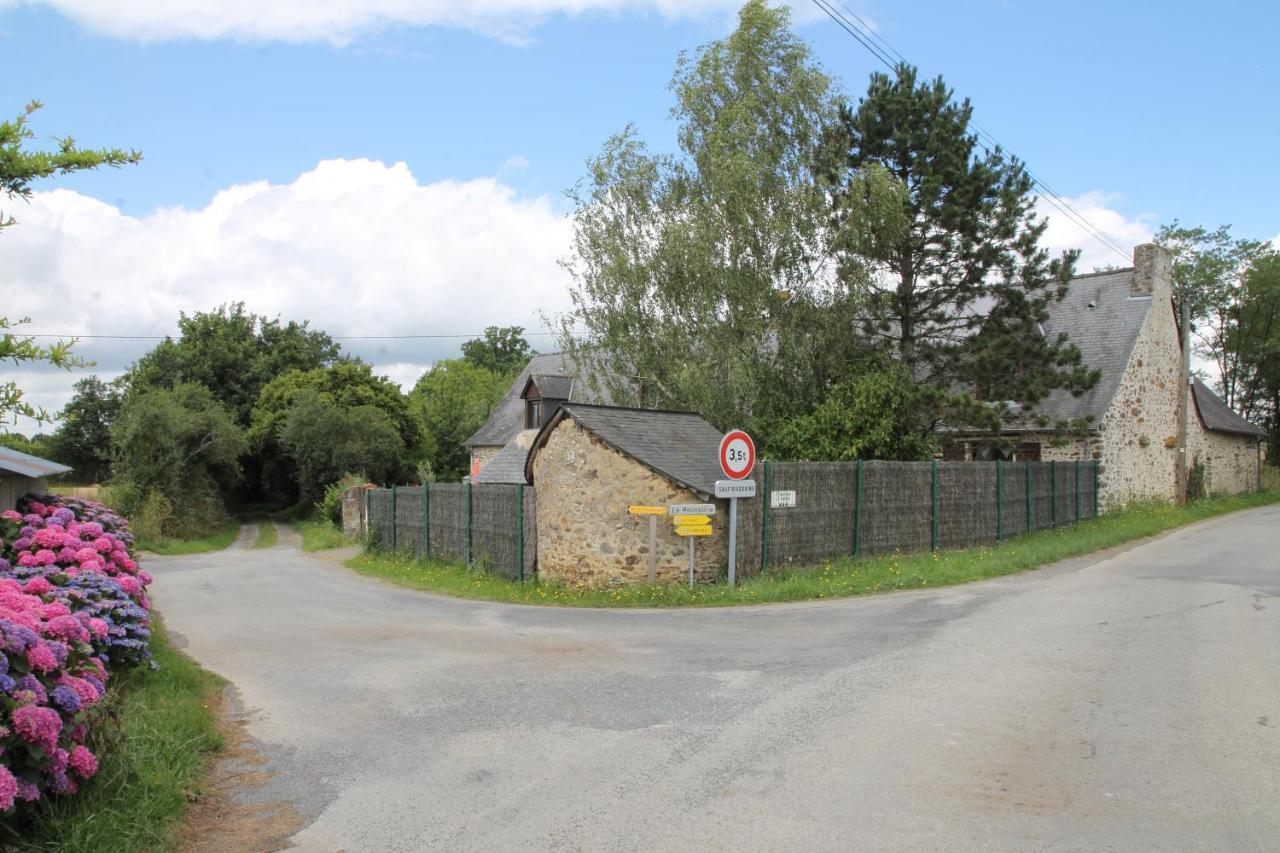 Chambre D Hote La Roussiere Saint-Ouen-Des-Toits 外观 照片